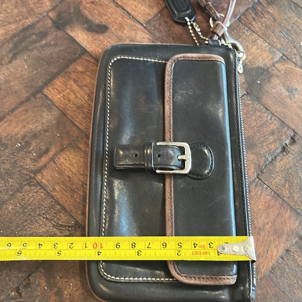 COACH Black leather Roomy Wristlet Purse. Not the tiny kind. - Picture 11 of 12